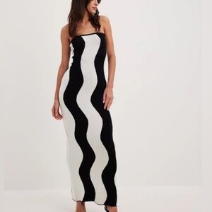 NA-KD- Black and White Wavy Stripe Knitted Strapless Tube Bodycon Maxi Dress